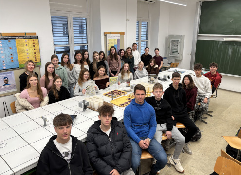 Dijaki 1. a ob slovenskem tradicionalnem zajtrku