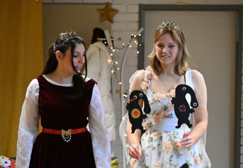 Gozdni vili sta povezovali zgodbo ter poskrbeli, da so otroci glasno sodelovali v predstavi.