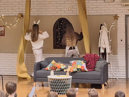 Zajec in medved skozi okno opazujeta zvezdnato nebo.