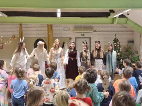 Priklon nastopajočih ob koncu predstave.