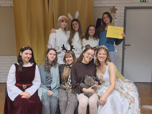 Dijakinje, ki so sodelovale v predstavi