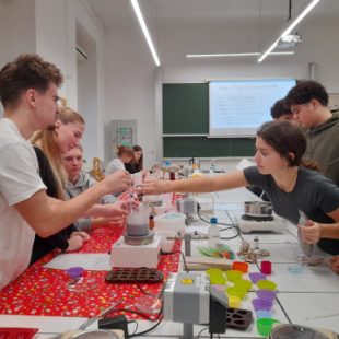 Ustvarjalni petek v kemijskem laboratoriju na Gimnaziji Ledina