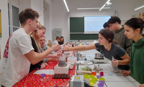 Ustvarjalni petek v kemijskem laboratoriju na Gimnaziji Ledina