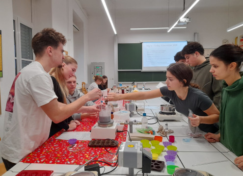 Ustvarjalni petek v kemijskem laboratoriju na Gimnaziji Ledina