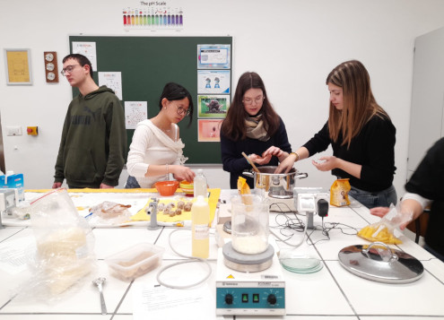 Da med ustvarjanjem in eksperimentiranjem dijaki niso bili lačni, so poskrbele dijakinje v kulinarični delavnici.