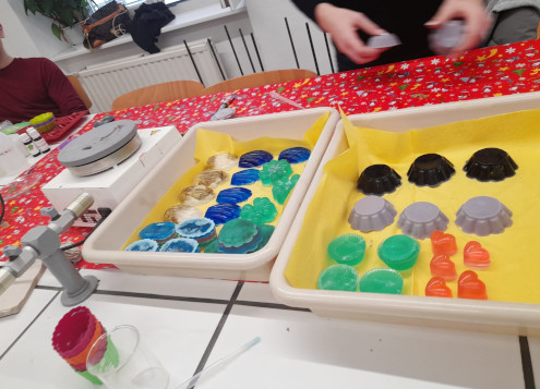 Barviti pripomočki za ustvarjalno in inovativno pripravo naravne kozmetike.