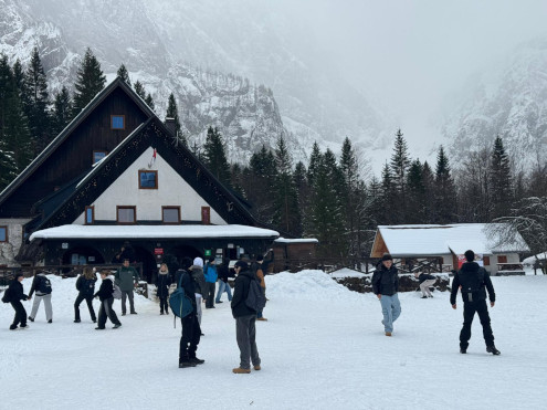 Radostni na snegu v ledeniški dolini Tamar.