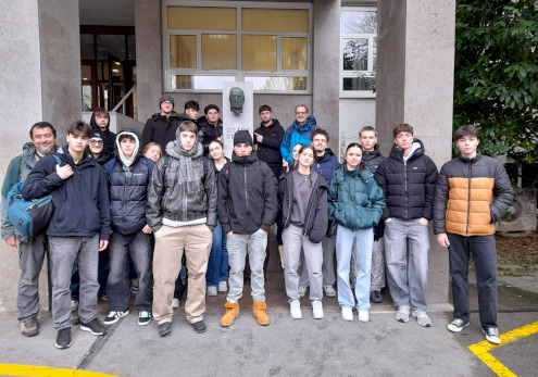 Sodelujoči v izmenjavi pred Institutom »Jožef Stefan«.