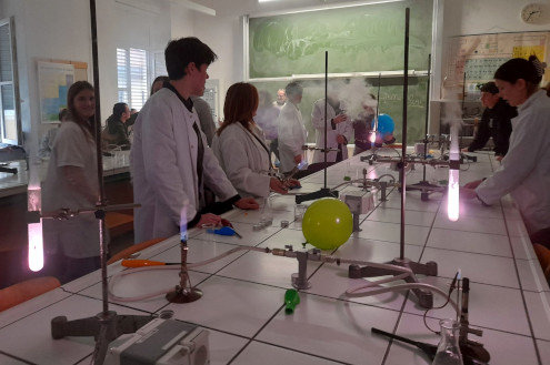 V ledinski »Eksperimentalnici« je med eksperimentiranjem nastal tudi čudovit plamen v obliki vijoličnih isker.