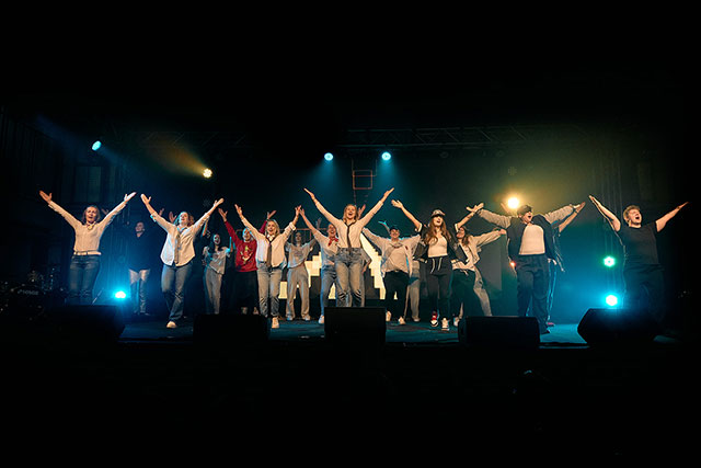 Plesna točka profesoric na pesem YMCA - roke imajo dvignjene v zrak.