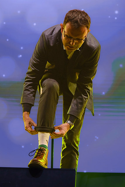 Ravnatelj si je pred svojim govorom na odru zavihal hlače in tako pokazal, da ima obute ledinske novoletne nogavice.