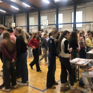 Gneča v šolski telovadnici na Ledinski tržnici fakultet