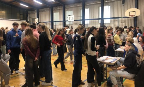 Gneča v šolski telovadnici na Ledinski tržnici fakultet