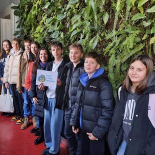 Učenci Osnovne šole Ledina pred zeleno steno na Gimnaziji Ledina