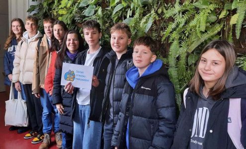 Učenci Osnovne šole Ledina pred zeleno steno na Gimnaziji Ledina