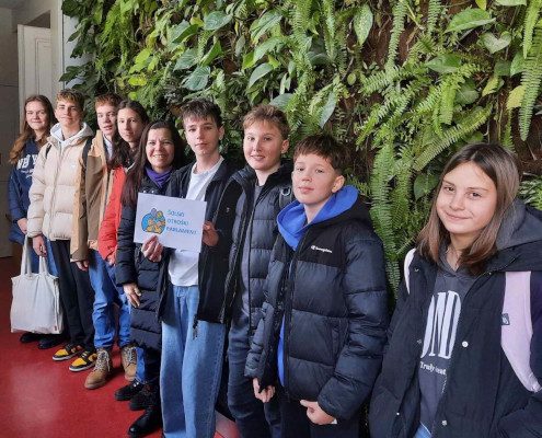 Učenci Osnovne šole Ledina pred zeleno steno na Gimnaziji Ledina