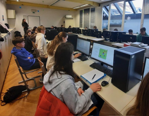 Pri uri informatike so spoznavali osnove programiranja skupaj z dijaki 1. letnika.