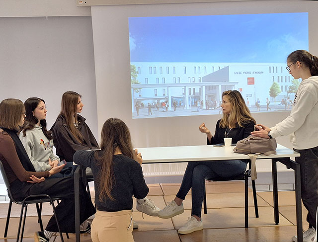 Dijaki med oprqavljanjem intervjujev: tri dijakinje se pogovarjajo z intervjuvanko, medtem ko dve dijakinji pogovor snemata s telefonoma.