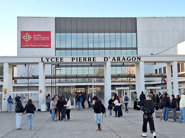 Vhod v gimnazijo Petra II. Aragonskega. Pred moderno stavbo, zgrajeno iz belega kamna in velikih oken, je velik napis Lycee Pierre d'Aragon.