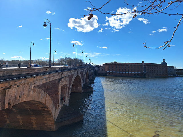 Pogled z obrežja reke Garone na kamniti Novi most (Pont Neuf).