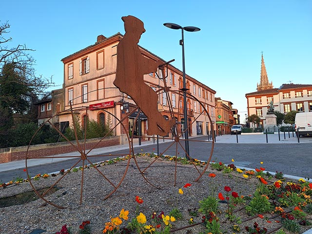 Kovinska skulptura iz mesta Muret prikazuje kolesarja na starinskem kolesu. 