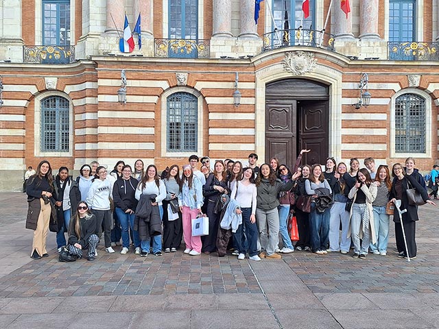 Skupina štiridesetih dijakov stoji pred mestno hišo v Toulousu.
