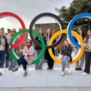 Dijakinje in profesorici pred olimpijskimi krogi v Veroni, kjer je potekal zaključek letošnjih zimskih olimpijskih iger.