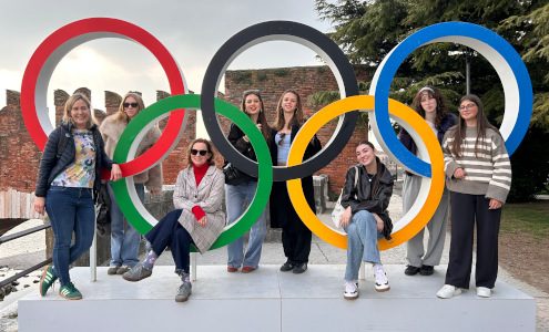 Dijakinje in profesorici pred olimpijskimi krogi v Veroni, kjer je potekal zaključek letošnjih zimskih olimpijskih iger.