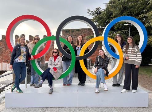 Dijakinje in profesorici pred olimpijskimi krogi v Veroni, kjer je potekal zaključek letošnjih zimskih olimpijskih iger.