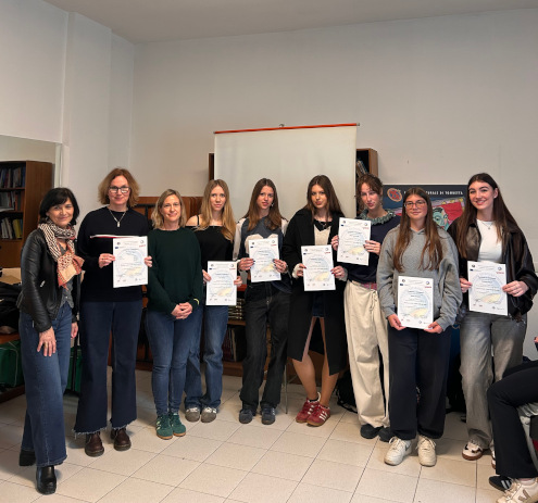 Skupinska fotografija slovenskih udeleženk s potrdili o sodelovanju na izmenjavi v Italiji.