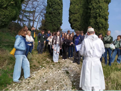 Pogovor z menihom iz samostana ob Gardskem jezeru.