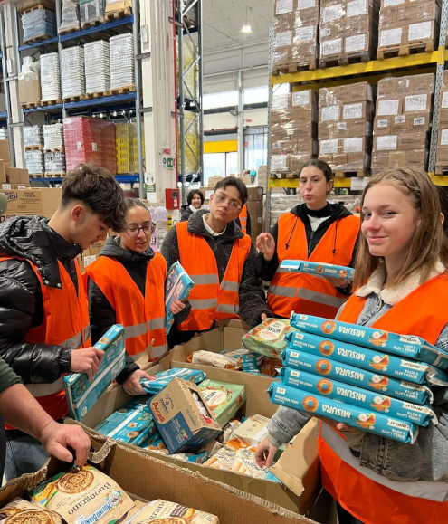 Dijaki so pomagali tudi v "Banco Alimentare", dobrodelni organizaciji, ki deli hrano ljudem v stiski.