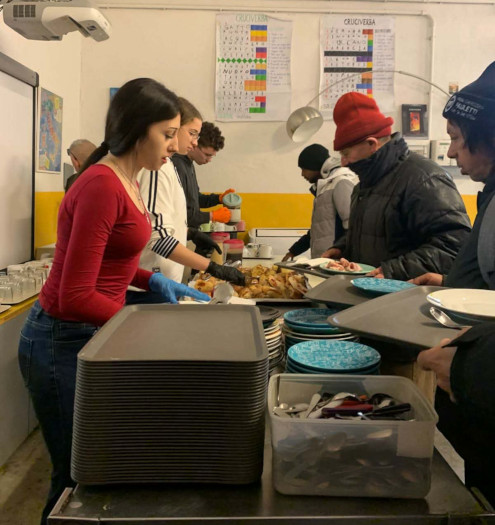 Kot prostovoljci so pripravili in delili hrano brezdomcem.