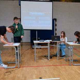 Tekmovalca zapisujeta odgovor na zastavljeno vprašanje.