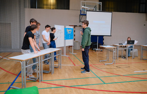 Posvetovanje ekipe preden so povedali svoj odgovor.