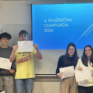 Pred napisom 4. knjižnična olimpijada stojijo levo trije dijaki in desno tri dijakinje. V rokah držijo priznanja. Vsi so dobro razpoloženi, saj je smejijo.