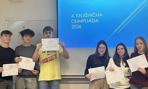 Pred napisom 4. knjižnična olimpijada stojijo levo trije dijaki in desno tri dijakinje. V rokah držijo priznanja. Vsi so dobro razpoloženi, saj je smejijo.