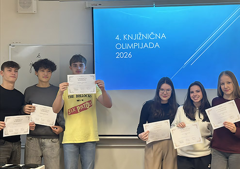 Pred napisom 4. knjižnična olimpijada stojijo levo trije dijaki in desno tri dijakinje. V rokah držijo priznanja. Vsi so dobro razpoloženi, saj je smejijo.