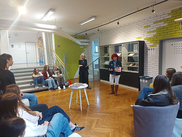 Ravnateljica OŠ Lava Marijana Kolenko predstavlja dijakom Gimnazije Ledina 10. Rastočo knjigo.