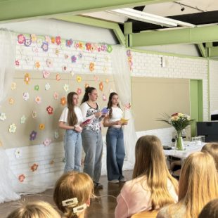 Dijakinje, ki so povezovale dogodek Od soneta do celice