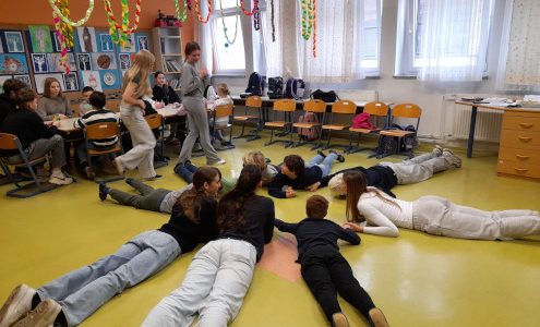 Učenci in dijaki se igrajo igro gnilo jajce