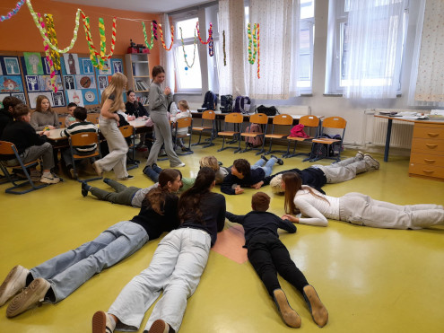 Učenci in dijaki se igrajo igro gnilo jajce