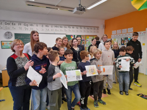 Skupinska fotografija z risbami, ki so jih učenci ustvarili po prebrani pravljici