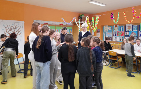 Dijaki razlagajo navodila pred začetkom igre