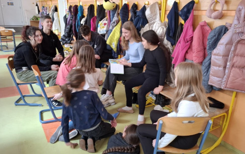 Branje pravljice na hodniku Osnovne šole Ledina