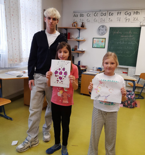 Učenki sta ob pomoči dijaka svoji risbici predstavili sošolcem