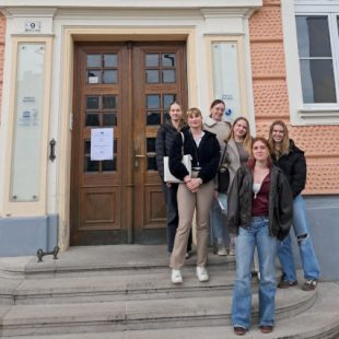 Ledinke, ki so se udeležile državnega tekmovanja iz psihologije v Novem mestu.