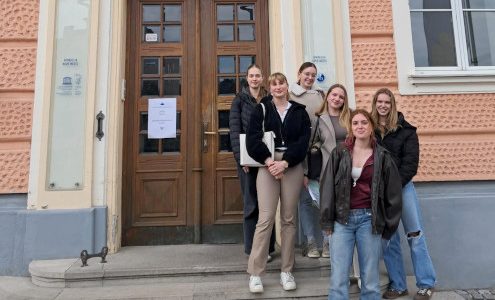 Ledinke, ki so se udeležile državnega tekmovanja iz psihologije v Novem mestu.