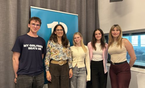 Ledinci skupaj s pisateljico Tino Vrščaj, ki so v radijski oddaji Gymnasium spregovorili o maturitetnem romanu Na klancu.