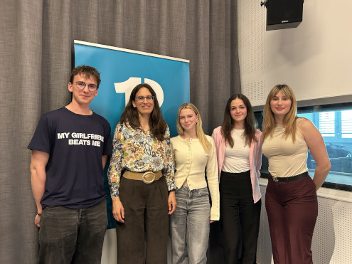 Ledinci skupaj s pisateljico Tino Vrščaj, ki so v radijski oddaji Gymnasium spregovorili o maturitetnem romanu Na klancu.